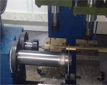 如何安全操作雙頭數控機床？